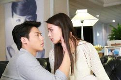 Đến nhà bạn trai chơi, tôi choáng váng khi thấy ảnh cưới bị vỡ tan trước sân