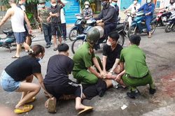 Hà Nội: Khống chế đối tượng chặn ô tô đòi tiền ra giữa đường tung lên trời, còn đánh cả công an