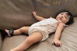 Cường Đô La khoe loạt ảnh con gái Suchin chân đeo đồng hồ tiền tỷ, nằm nhà nhưng vẫn 'chốt đơn' ầm ầm