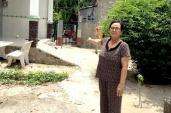Vận động hộ dân tháo dỡ hàng rào để thuận tiện đi lại