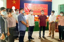 Phó Bí thư Thường trực Tỉnh ủy Mùa A Sơn kiểm tra công tác bầu cử tại huyện Điện Biên