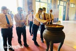 Dâng hương nhân kỷ niệm 131 năm Ngày sinh của Chủ tịch Hồ Chí Minh