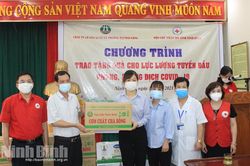Tặng quà cho lực lượng tuyến đầu tham gia phòng chống dịch COVID-19