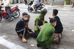 Khống chế thanh niên chặn ô tô 'xin đểu' tài xế, đánh Công an