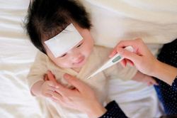 Quy tắc ba mẹ cần thuộc lòng để xử trí bé sốt co giật