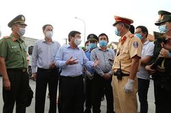 Chủ tịch TP.HCM kiểm tra chốt kiểm soát COVID-19 ở cửa ngõ