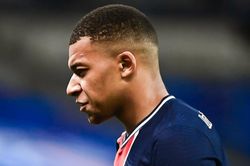 Cú lốp bóng 30 m của Mbappe