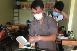 Chủ quán ăn Bắc Giang nấu hàng nghìn suất cơm tặng công nhân mắc kẹt