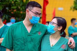 Cặp vợ chồng 2 lần tham gia chống dịch Covid-19 ở tuyến đầu