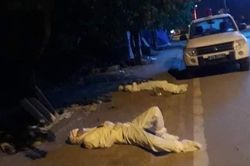 Hai nhân viên y tế Điện Biên kiệt sức, nằm nghỉ bên vệ đường