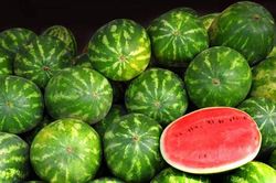 Kỳ quặc người phụ nữ đòi tiền, báo cảnh sát chỉ vì dưa hấu quá ngọt