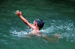 Hai bé trai đuối nước thương tâm trong ao gần nhà ông