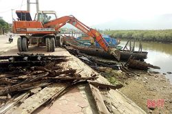Sau phản ánh của Báo Hà Tĩnh, xã Thạch Kim huy động phương tiện dọn âu thuyền Cửa Sót