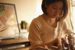 Tình cờ gặp chồng mua đồ ăn ở chợ nhưng lại không rẽ về nhà, tôi bám theo thì lặng người khi biết nơi anh đến
