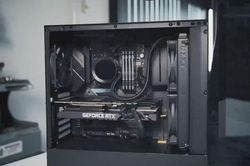 CLIP: Ngắm dàn PC được trang trí bằng vàng và kim cương, giá gần 500 triệu đồng