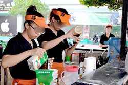 Thương bố mẹ ở quê làm ăn khó khăn vì dịch Covid- 19, nữ sinh đi bán cà phê 'dạo' lại bị bạn bè chế giễu