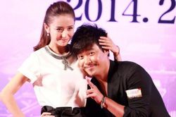 Trước khi công bố ly hôn với Đồng Lệ Á, Trần Tư Thành 'vui vẻ' cùng gái lạ mặc người đời bàn tán