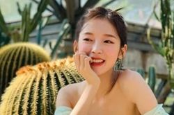 Vì sao nữ idol này đã 22 tuổi mà mặc áo hở vai vẫn bị netizen chê 'quá hở hang'?