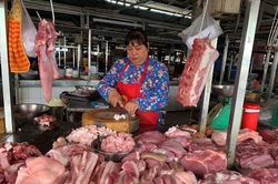 Vì sao giá lợn hơi xuống thấp mà giá thịt tại chợ và siêu thị vẫn 'trên trời'?