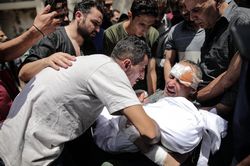 Sống sót từ đống đổ nát, người đàn ông Gaza mất 5 người thân