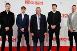 Maguire làm điều khiến CĐV MU thích thú trong buổi ra mắt phim của Sir Alex