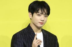 Jungkook trông trẻ lại tới vài tuổi khi cắt tóc ngắn cho buổi họp báo 'Butter'