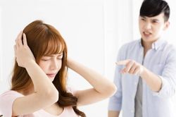 Phát hoảng vì vợ nghe lời bạn nghiện... 'dao kéo'