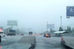 TP. HCM ngập sâu nhiều nơi sau cơn mưa kéo dài... 1 tiếng đồng hồ