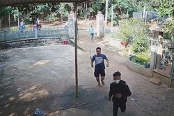 Nhóm côn đồ mang hung khí xông vào nhà dân ở Bình Phước