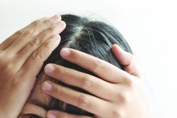 Tự nhuộm tóc bạc coi chừng rước họa