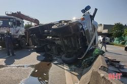 Xe tải mất lái, 'lùa' dải phân cách trên QL 1 qua Hà Tĩnh
