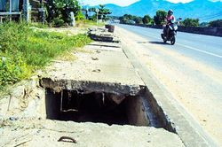 Hố nằm cạnh quốc lộ