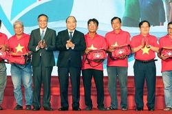 Trao tặng ngư dân vươn khơi, bám biển gần nửa triệu lá cờ Tổ quốc