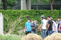 Một người đàn ông chết ở bãi đất trống nghi là án mạng