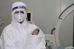 Mổ bắt con cho sản phụ mắc Covid-19 bị suy hô hấp