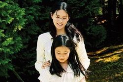 Lee Young Ae bên con gái 10 tuổi