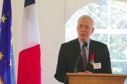 GS. Trịnh Xuân Thuận, người viết khoa học vũ trụ bằng văn chương