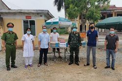 Giáo viên Vĩnh Phúc thăm, tặng quà tại khu cách ly tập trung