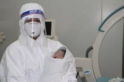 Chuyển gấp sản phụ mắc Covid-19 suy hô hấp từ Điện Biên về Hà Nội