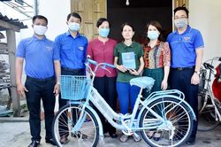 Đảng ủy, Đoàn Khối Doanh nghiệp tỉnh tặng quà thanh niên công nhân khó khăn