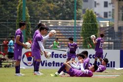 Tuyển Việt Nam rèn thể lực giữa trời nắng gắt