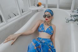 Đăng ảnh hở bạo, Lệ Quyên bị dân mạng 'tạt nước lạnh' : Chị mặc kín đáo nhìn vẫn sang hơn