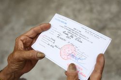 Cử tri 100 tuổi phấn khởi đi bỏ phiếu ở quận Ba Đình, Hà Nội