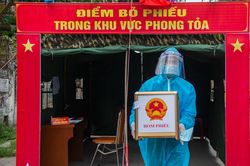 Nữ sinh viên Huế đi bầu cử lần đầu từ khu cách ly