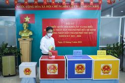Trưởng Ban Kinh tế Trung ương Trần Tuấn Anh bỏ phiếu bầu cử tại phường Thảo Điền, Thành phố Thủ Đức