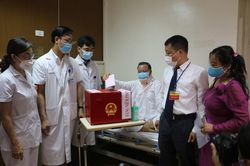 Cử tri xúc động đến bật khóc khi bỏ phiếu bầu cử ngay tại giường bệnh Bệnh viện Việt Đức