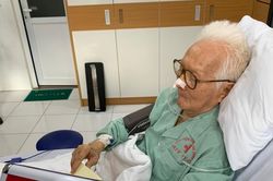Những hòm phiếu lưu động phục vụ bệnh nhân ở Ba Đình
