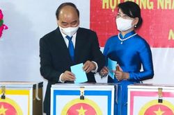Chủ tịch nước Nguyễn Xuân Phúc cùng phu nhân bỏ phiếu bầu cử tại huyện Củ Chi
