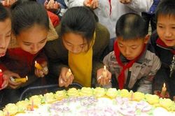 Cấm tiệc sinh nhật vì một lối sống 'thanh đạm' hơn