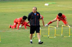 Thầy Park gặp riêng bác sĩ trước ngày loại 10 cầu thủ